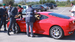 truffava_i_debitori_di_equitalia_e_comprava_supercar_20967